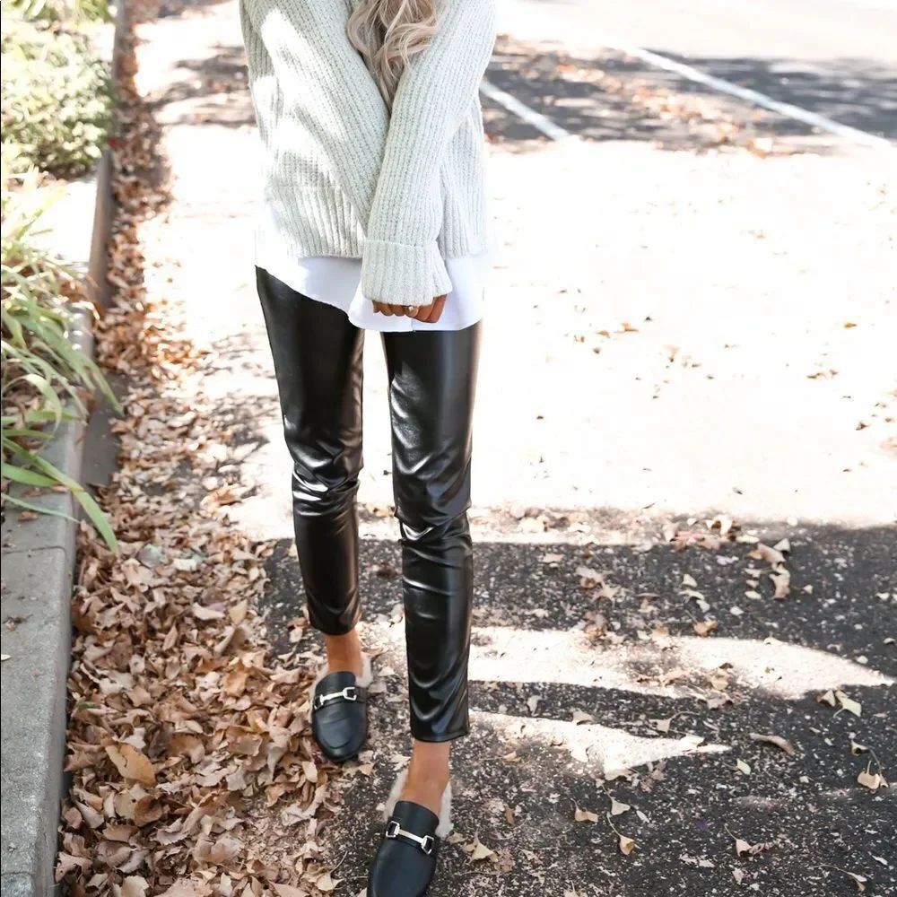 ✨ Black Faux Leather Side Zip Pants✨